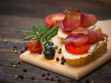 ahşap zeminde servis edilen lezzetli atıştırmalıkların yakından görünümü