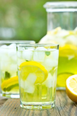 buz ve limon ile serinletici içecekler yakından görünümü