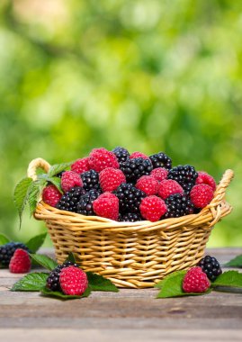 ahşap arka plan üzerinde taze Ahududu ve dut görünümü kadar kapatın