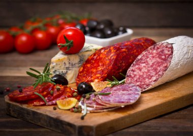 ahşap zemin üzerinde servis kesilmiş sosis yakın görünümü