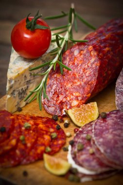 ahşap zemin üzerinde servis kesilmiş sosis yakın görünümü