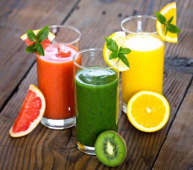 ahşap masa üzerinde gözlük sağlıklı içecekler yakından görünümü