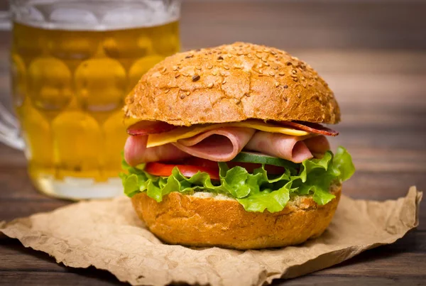 Vista Cerca Hamburguesa Vaso Cerveza — Foto de Stock