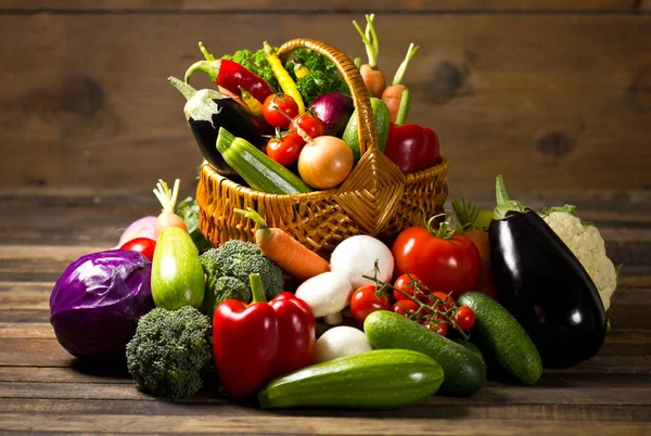 Vista Cerca Verduras Frescas Sobre Fondo Madera —  Fotos de Stock