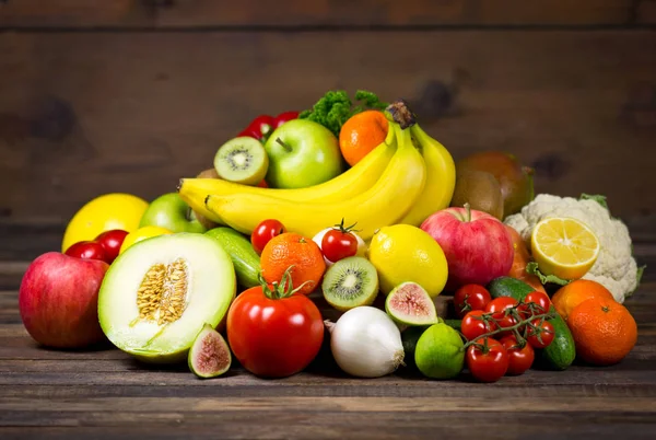 Vue Rapprochée Des Légumes Fruits Biologiques Sur Fond Bois — Photo