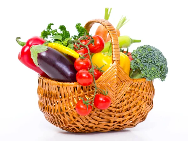 Verduras Ecológicas Cesta Sobre Fondo Blanco —  Fotos de Stock