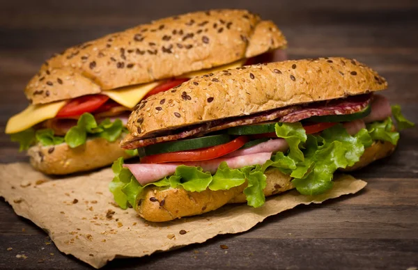 Yapımı Sandviçler Bakış Ahşap Arka Plan Üzerinde Kapatın — Stok fotoğraf