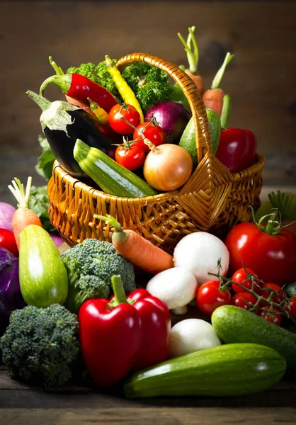 Vue Rapprochée Des Légumes Frais Biologiques Sur Fond Bois — Photo