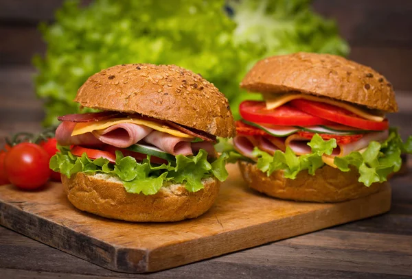 Bliska Widok Serwowane Hamburgery Drewnianym Tle — Zdjęcie stockowe