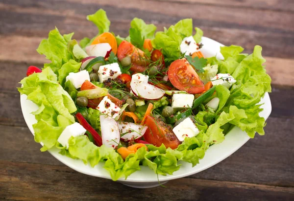 Salada Legumes Frescos Caseiros Fundo Madeira — Fotografia de Stock