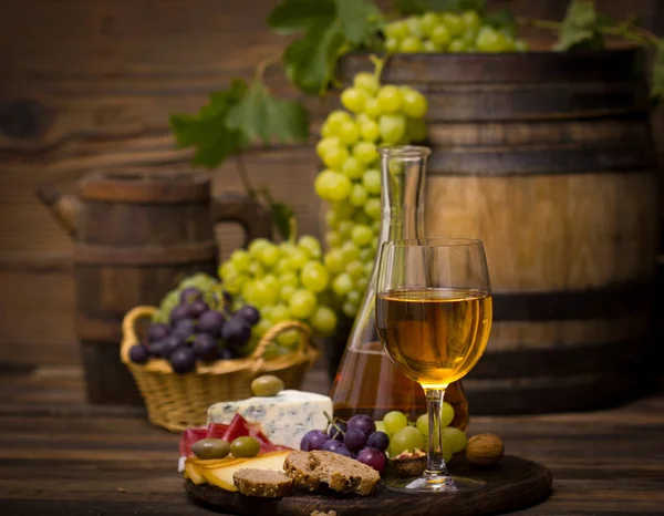 Nahaufnahme Von Glas Wein Serviert Auf Holz Hintergrund — Stockfoto