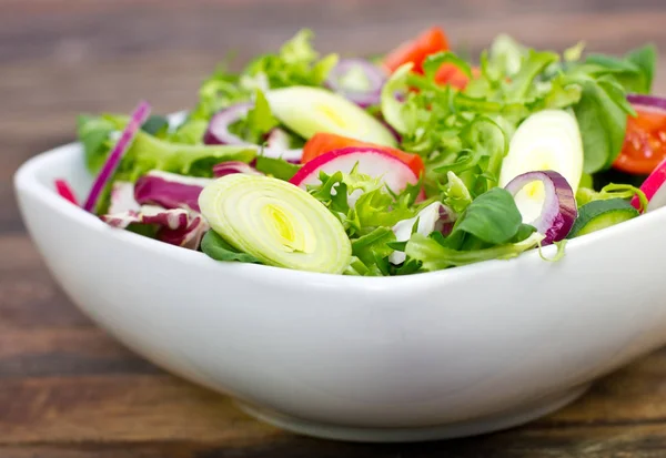 Salada Legumes Frescos Caseiros Fundo Madeira — Fotografia de Stock