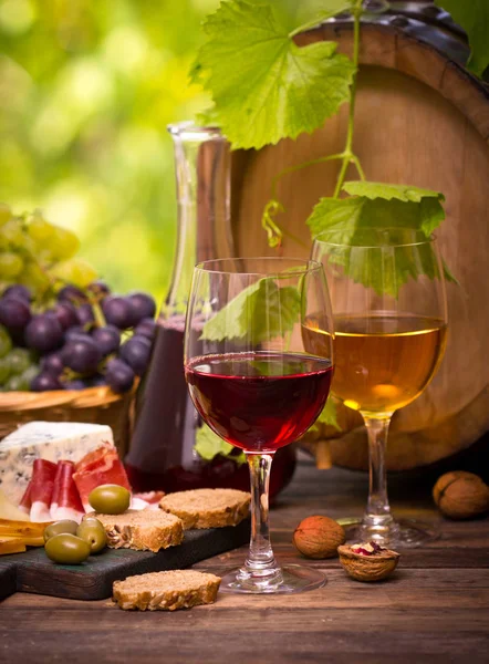木製の背景に出されるワインのグラスのクローズアップビュー — ストック写真