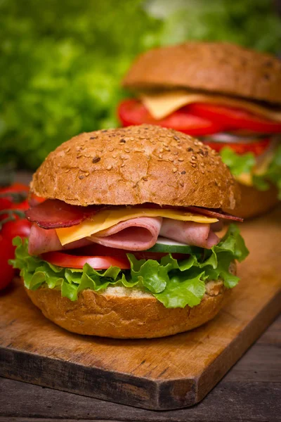 Ahşap Arka Plan Üzerinde Servis Burger Yakın Görünümü — Stok fotoğraf