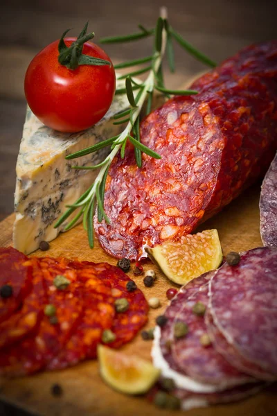 ahşap zemin üzerinde servis kesilmiş sosis yakın görünümü