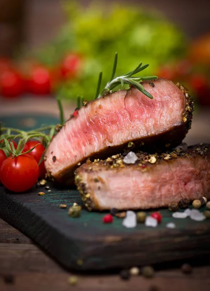 Vista Cerca Carne Parrilla Servida Sobre Fondo Oscuro — Foto de Stock