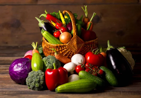 Vista Cerca Verduras Frescas Sobre Fondo Madera —  Fotos de Stock