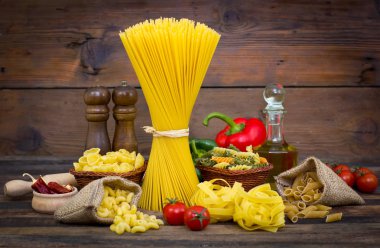 ahşap arka plan üzerinde pişmemiş makarna çeşitleri