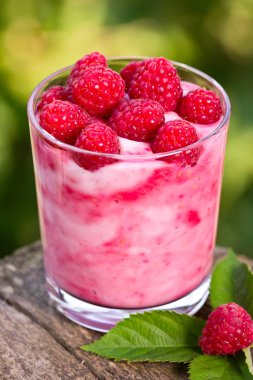 Ahududu ile ev yapımı yoğurt bakış ahşap zemin üzerinde kapatın