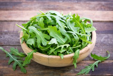 ahşap yüzeyde taze arugula yakın görünümü