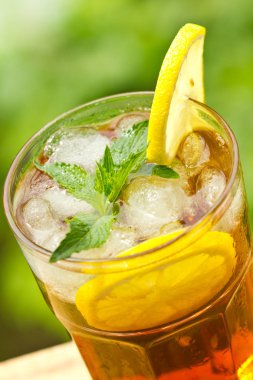 limon ile ferahlatıcı buz çay içeceği yakından görünümü