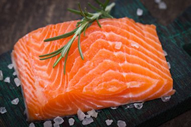 lezzetli somon koyu zemin üzerinde servis