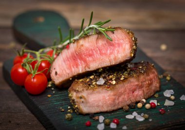 koyu arka planda servis edilen ızgara etin yakın görünümü