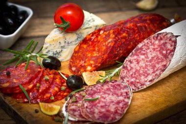 ahşap zemin üzerinde servis kesilmiş sosis yakın görünümü