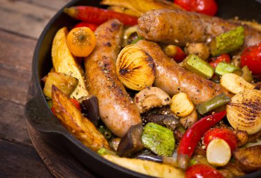 sebze ile ev yapımı sosis yakın görünümü