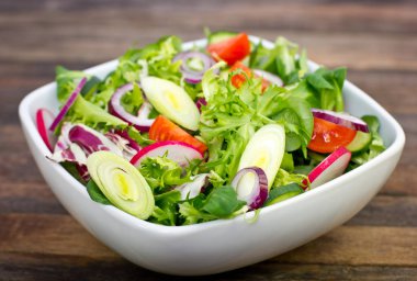 ev yapımı taze sebze salatası ahşap arka plan üzerinde