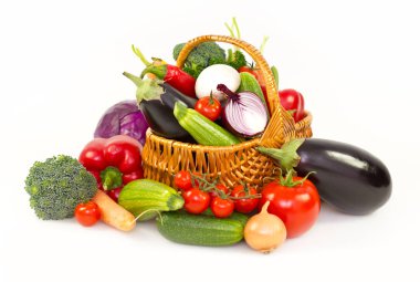 beyaz zemin üzerinde sepette taze sebze yakın görünümü