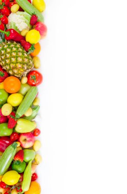 beyaz arka plan üzerinde düzenlenmiş taze meyve ve sebze üst görünümü