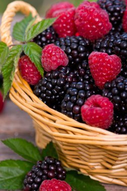 ahşap arka plan üzerinde taze Ahududu ve dut görünümü kadar kapatın