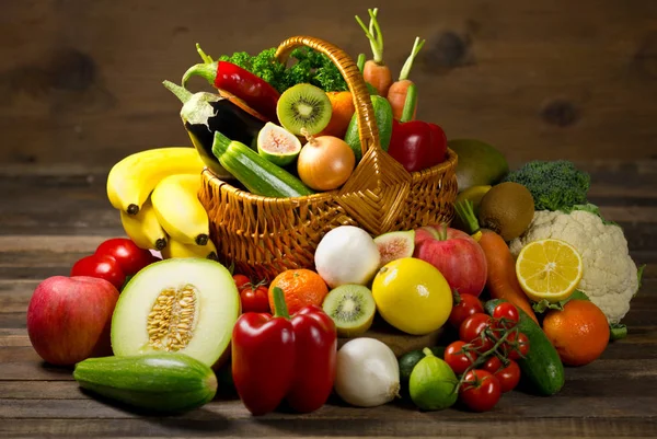 Vista Cerca Verduras Frutas Orgánicas Sobre Fondo Madera —  Fotos de Stock