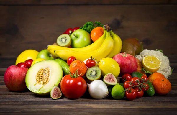 Vue Rapprochée Des Légumes Fruits Biologiques Sur Fond Bois — Photo