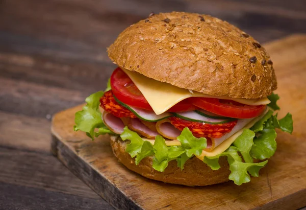 Lezzetli Yapımı Burger Yakın Görünümü — Stok fotoğraf