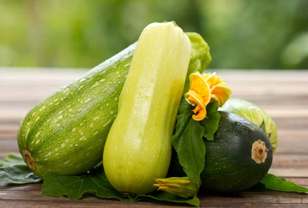 Vue Rapprochée Des Courgettes Fraîches Sur Fond Bois — Photo