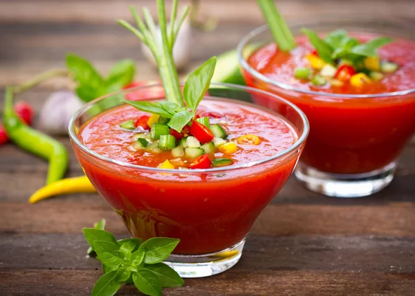 Vista Vicino Del Gustoso Gazpacho Sul Tavolo Legno — Foto Stock