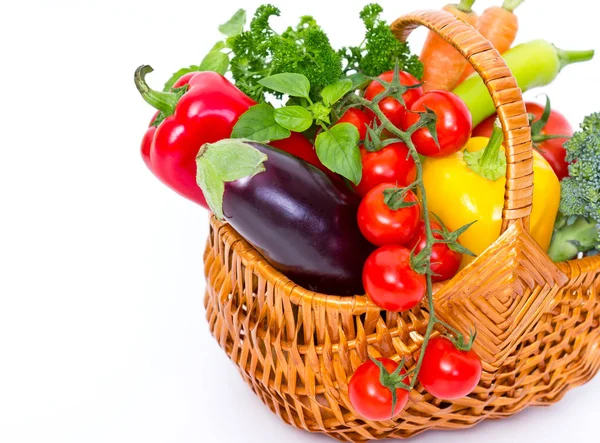 Légumes Bio Dans Panier Sur Fond Blanc — Photo