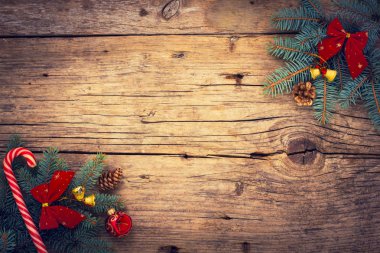 Ahşap arka planda yeni yıl ve Noel süsleri