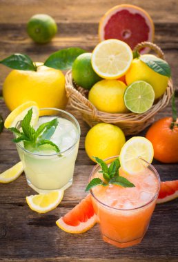 ahşap arka planda lezzetli narenciye içecekler in yakından görünümü