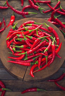 ahşap arka planda Baharatlı Chili Peppers yakın görünüm