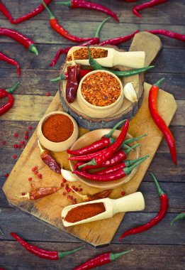 ahşap arka planda Baharatlı Chili Peppers yakın görünüm