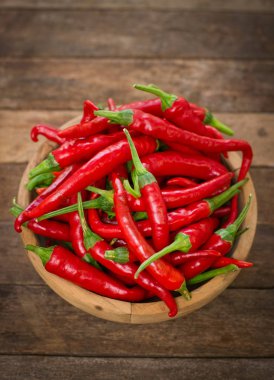 ahşap arka planda Baharatlı Chili Peppers yakın görünüm