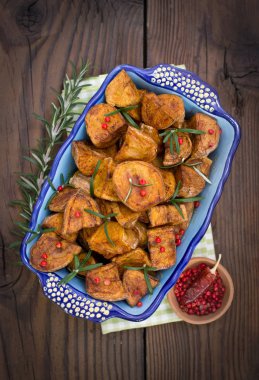 ahşap arka plan üzerinde buğulanmış et ile lezzetli ev yapımı yemek