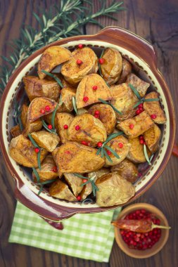 ahşap arka plan üzerinde buğulanmış et ile lezzetli ev yapımı yemek