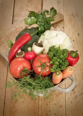 ahşap arka planda düzenlenmiş taze sebzeler