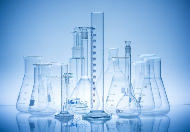 çeşitli düzenlenmiş şişelerin yakın görünümü