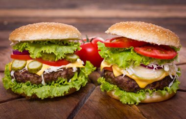 ahşap masada lezzetli hamburger görünümü yakın