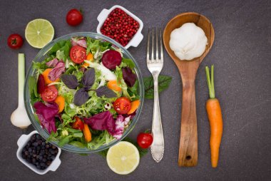 taze sebze ile lezzetli ev yapımı salata